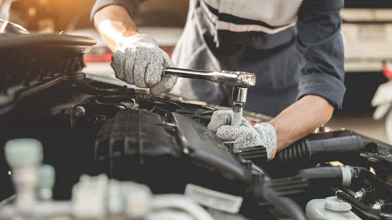 Autoersatzteile und Autolack in Krems und Langenlois | Automechaniker bei der Motorreparatur – professionelle Fahrzeugwartung in der Werkstatt