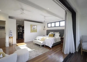 Schlafzimmer mit dezent tapezierten Wänden und modernem, hellem Design - Neumayr Günter GmbH