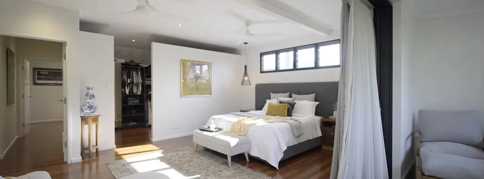 Schlafzimmer mit dezent tapezierten Wänden und modernem, hellem Design - Neumayr Günter GmbH