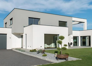 Modernes Architektenhaus mit Garage, Glasfronten und gepflegtem Garten.