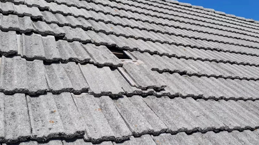 Dachsanierung Amsdetten, Ewald Leichtfried GmbH, Dachziegel werden ausgetauscht