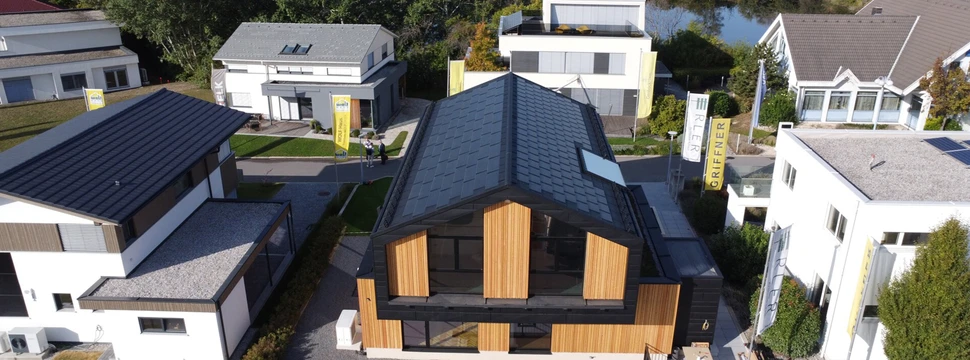 Dachsanierung Amsdetten, Ewald Leichtfried GmbH, Häuserreihe mit neuen Dächern