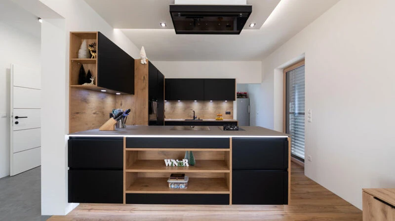 Moderne Küche mit Holzelementen von Reparaturtischlerei Schinnerl
