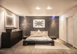 Modernes Schlafzimmer mit fugenlosen Wandoberflächen und stilvoller Einrichtung für zeitlose Eleganz.