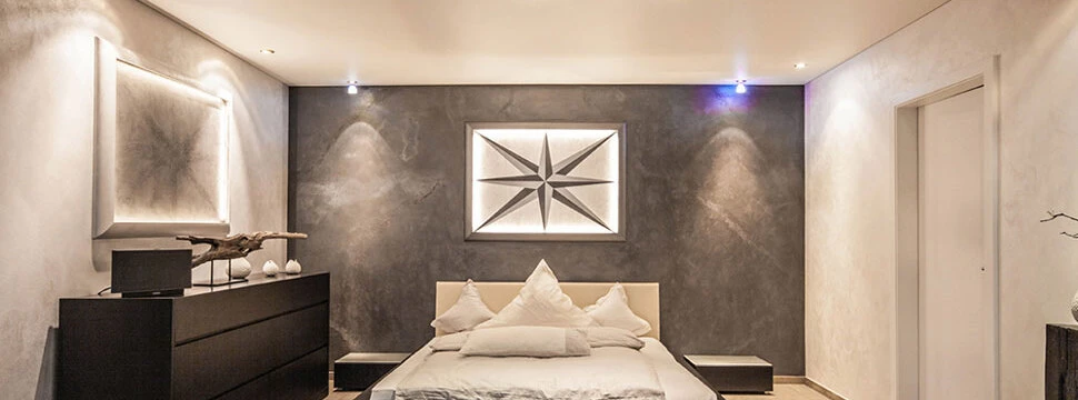 Modernes Schlafzimmer mit fugenlosen Wandoberflächen und stilvoller Einrichtung für zeitlose Eleganz.