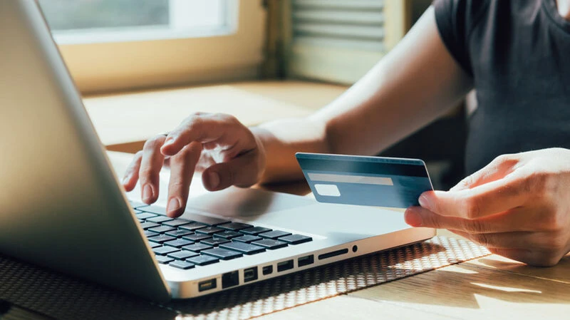 Kredite lassen sich heute bequem online vergleichen und abschließen – schnell, transparent und ohne den Weg zur Bankfiliale.