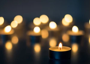 Kerzen schaffen einen würdevollen Rahmen für den Abschied und spenden Trost in Momenten der Trauer.