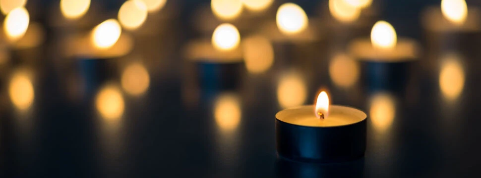 Kerzen schaffen einen würdevollen Rahmen für den Abschied und spenden Trost in Momenten der Trauer.