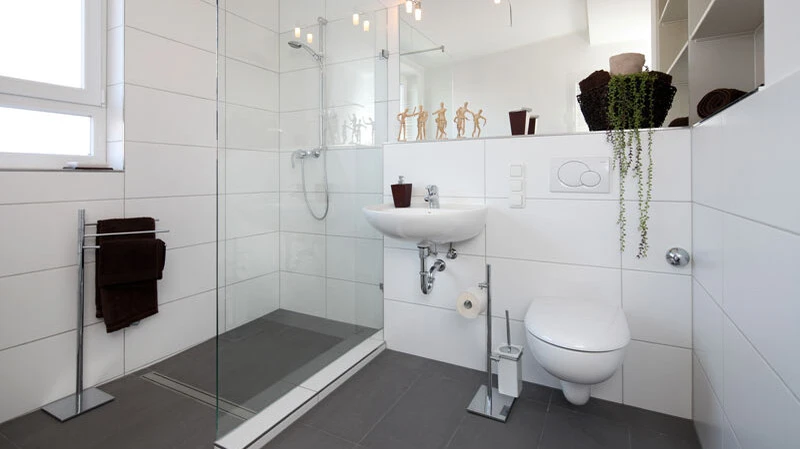 Kleines Badezimmer nach Renovierung