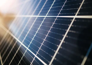 Nahaufnahme von Solarmodulen zur Stromerzeugung durch Sonnenenergie.
