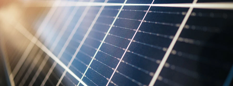 Nahaufnahme von Solarmodulen zur Stromerzeugung durch Sonnenenergie.