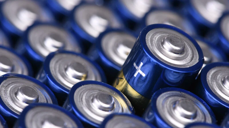 In jeder Batterie stecken wertvolle Rohstoffe, die durch Recycling zurückgewonnen werden können.