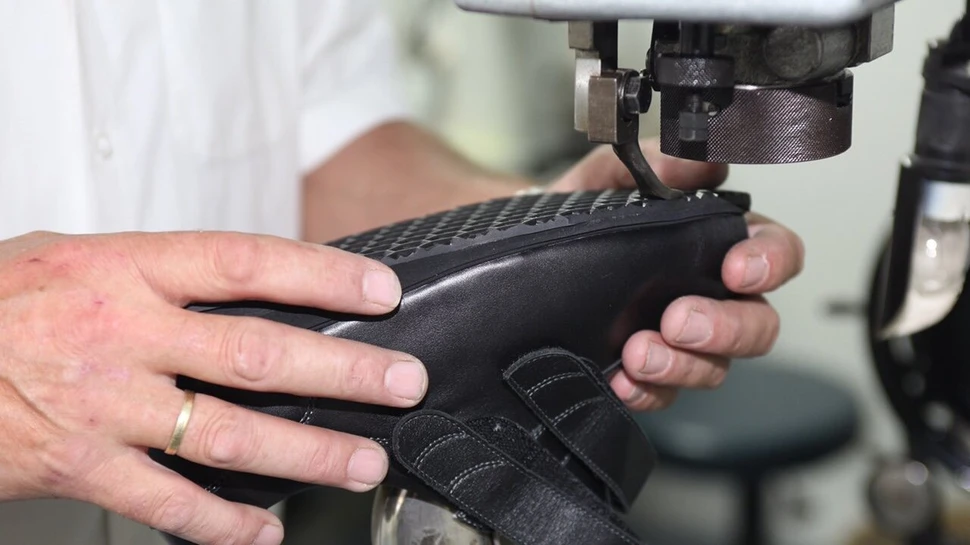 Endbearbeitung eines orthopädischen Schuhs mit speziellem Fokus auf Stabilität und Komfort.