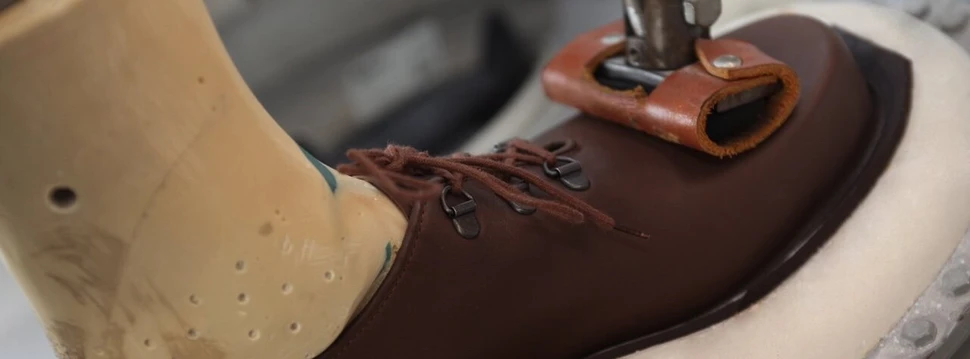 Anpassung eines orthopädischen Schuhs für optimalen Komfort und Halt.