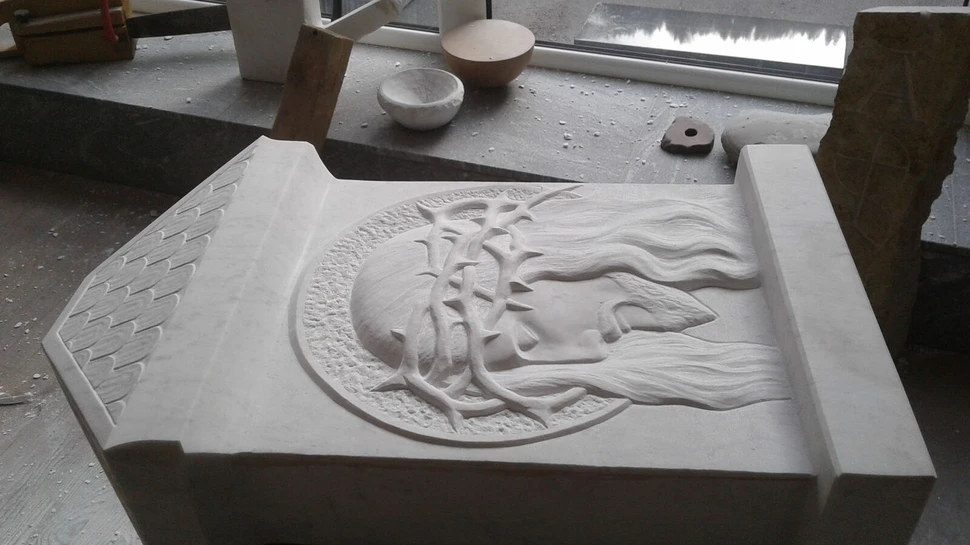 Jesus Relief in Carrara Marmor gefertigt durch Steinbildhauer & Steinmetz Martin Schwienbacher