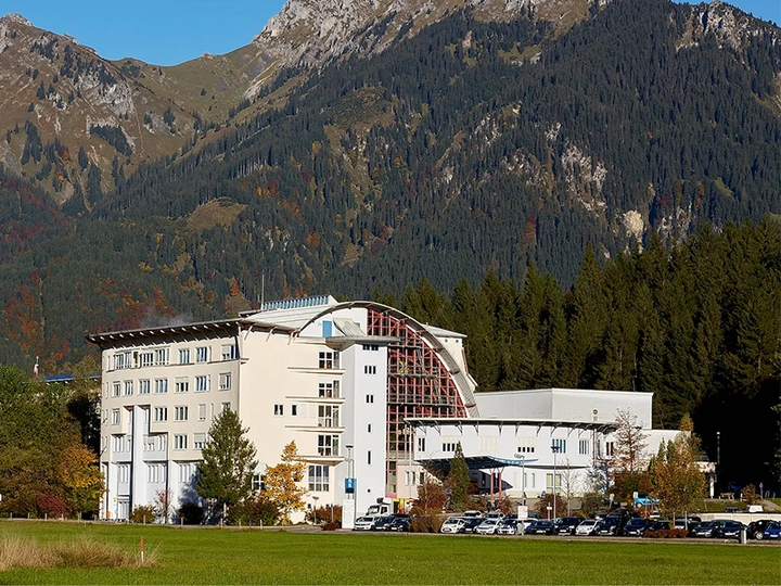 Galerie-Bild 1: Bezirkskrankenhaus Reutte aus Ehenbichl von Bezirkskrankenhaus Reutte