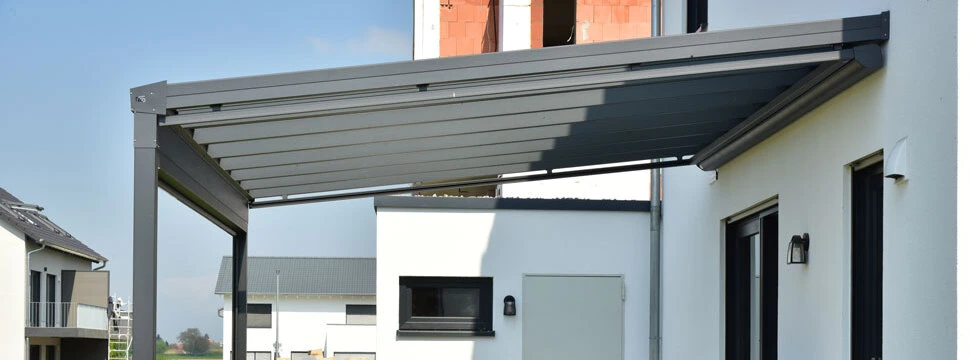 Metallbau Terrassenüberdachungen Pinzgau | Pergola als Sonnenschutz auf der Terrasse eines neu gebauten Wohnhauses