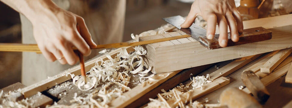 Tischlereien Maßmöbel Murau | Tischler bearbeitet Holz