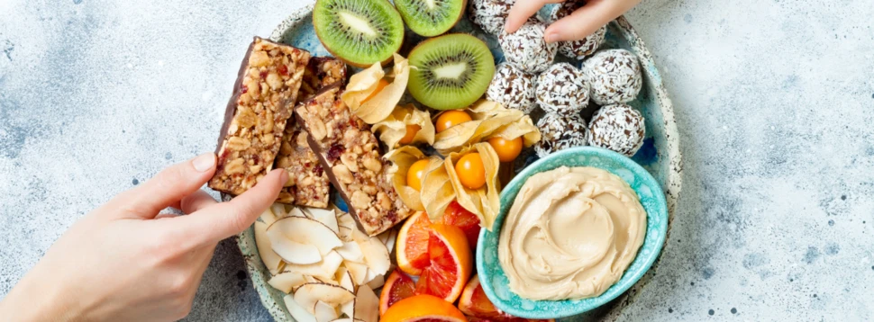 Gesunde und schnelle Snacks für den aktiven Alltag - schön angerichtet auf einem Teller