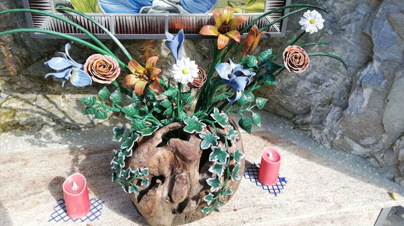Wetterfeste Blumen aus Metall behalten ihre Schönheit das ganze Jahr über