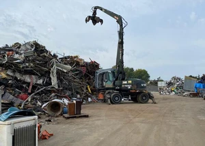 Mit modernem Greifbagger von Redo Schrotthandel werden große Mengen Altmetall effizient sortiert und für die fachgerechte Verwertung vorbereitet.
