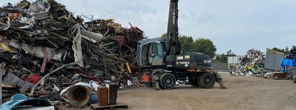 Mit modernem Greifbagger von Redo Schrotthandel werden große Mengen Altmetall effizient sortiert und für die fachgerechte Verwertung vorbereitet.