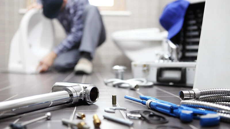 Installationen Pinzgau | Installateur bei der Arbeit im Badezimmer mit verschiedenem Werkzeug Installationen Pinzgau | Installateur bei der Arbeit im Badezimmer mit verschiedenem Werkzeug