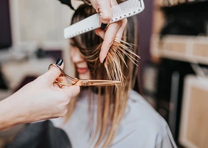Friseur schneidet einer Frau die Haare Professioneller Haarschnitt für junge Frau bei einem guten Friseur in Scheibbs