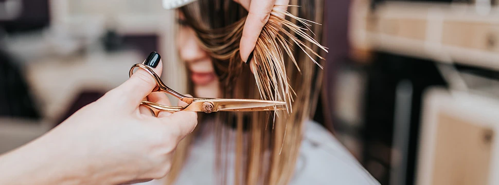 Professioneller Haarschnitt für junge Frau bei einem guten Friseur in Schrebbs