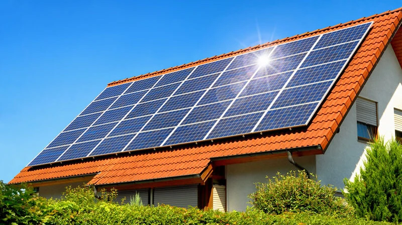Ein familienfreundliches Einfamilienhaus mit Solaranlage auf dem Dach.