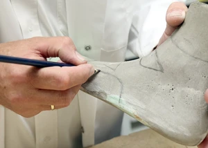 Präzise Markierungen auf Schuhleisten sichern eine genaue Anpassung für optimale Passform und Funktion.