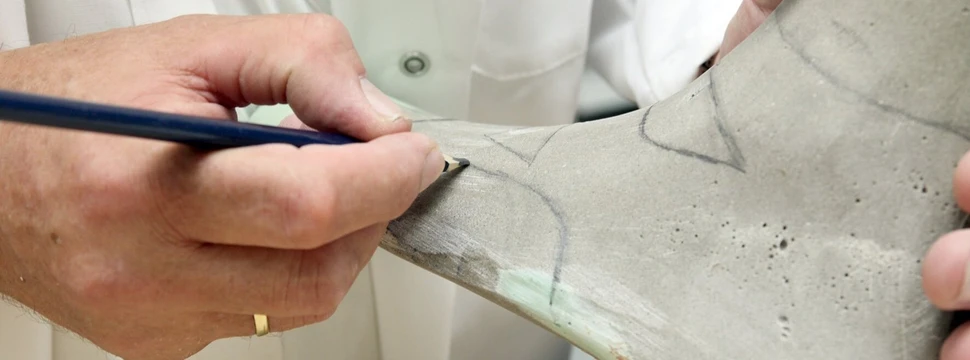 Präzise Markierungen auf Schuhleisten sichern eine genaue Anpassung für optimale Passform und Funktion.