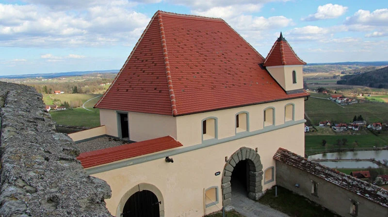 Historisches Gebäude mit Ziegeldachsanierung durch die Spenglerei-Dachdeckerei PAAR GmbH
