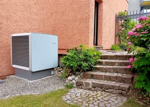 Wärmepumpen in Landeck | Wärmepumpe vor dem Haus angebracht