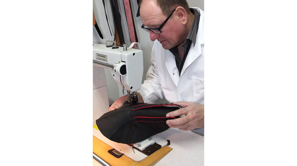 Feine Handarbeit bei der Verarbeitung von Materialien für orthopädische Schuhe sorgt für Qualität und Präzision.
