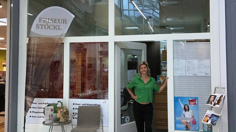 Haarverlängerung und Haarverdichtung Purgstall | Frau Stöckl vor dem Friseursalon Hairstyle Stöckl Haarverlängerung und Haarverdichtung Purgstall | Frau Stöckl vor dem Friseursalon Hairstyle Stöckl
