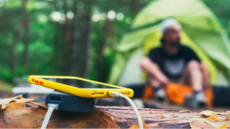 Powerbank und Ladekabel sind unerlässlich bei jeder Art von Outdoor-Aktivität Powerbank und Ladekabel in freier Natur