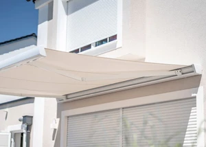 Moderne Gelenkarmmarkisen fügen sich harmonisch in die Fassade ein und bieten flexiblen Sonnenschutz für Wohnräume und Außenbereiche