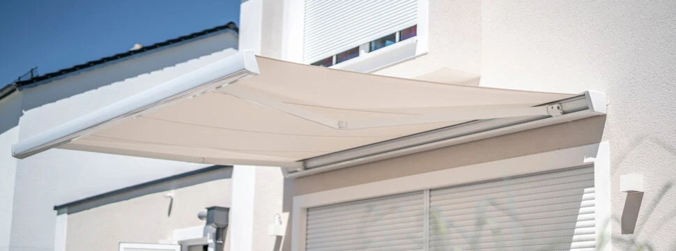 Moderne Gelenkarmmarkisen fügen sich harmonisch in die Fassade ein und bieten flexiblen Sonnenschutz für Wohnräume und Außenbereiche