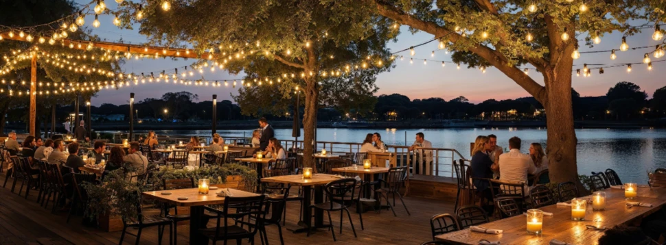 Menschen sitzen am Abend in einem Restaurant am Fluss