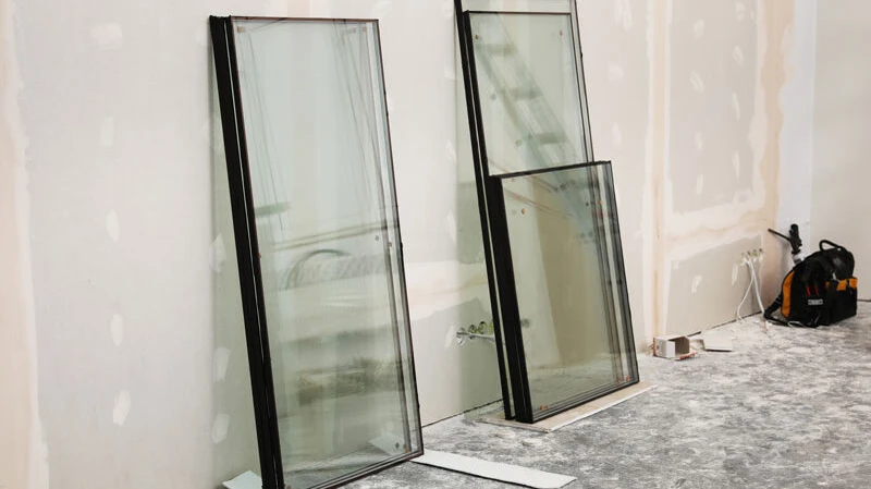 Isolierverglasungen warten auf ihren Einbau – moderne Fensterscheiben sorgen für optimale Wärmedämmung und senken langfristig die Energiekosten.