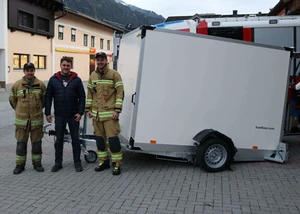 Übergabe eines neuen Humbaur Kofferanhängers an die Feuerwehr – für Einsatzkräfte ein wichtiges Hilfsmittel, um Ausrüstung schnell und sicher zum Einsatzort zu bringen