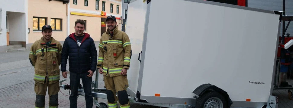 Übergabe eines neuen Humbaur Kofferanhängers an die Feuerwehr – für Einsatzkräfte ein wichtiges Hilfsmittel, um Ausrüstung schnell und sicher zum Einsatzort zu bringen