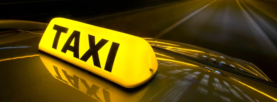 Taxischild auf Taxi