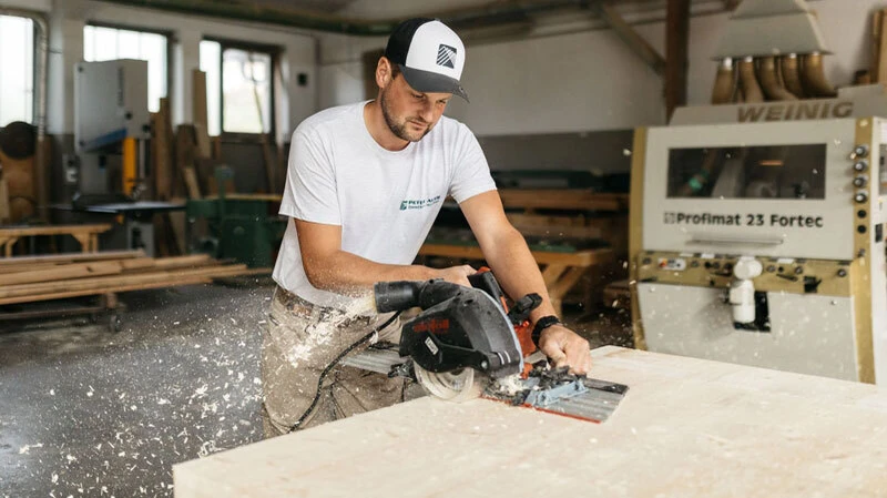 Kraftvolle Zuschnitte gehören zum täglichen Handwerk – mit der richtigen Technik entstehen präzise Bauteile für langlebige Holzkonstruktionen.