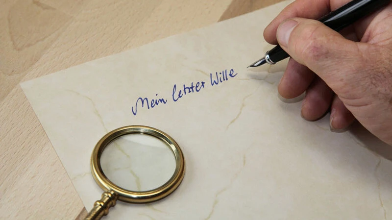 Ein handschriftliches Testament regelt den letzten Willen verbindlich und entlastet die Angehörigen in einer schweren Zeit.