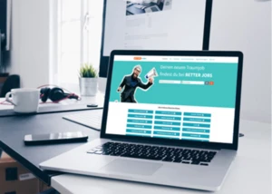 Laptop im Arbeitszimmer mit Website Better-Jobs.at Laptop im Arbeitszimmer mit Website Better-Jobs.at