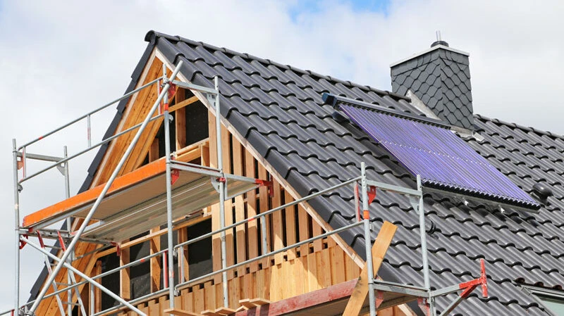 Dachsanierung Reutte | Nachhaltiger Hausbau mit moderner Dacheindeckung und Solartechnik – Energieeffizienz vom Dach bis zum Keller. Dachsanierung Reutte | Nachhaltiger Hausbau mit moderner Dacheindeckung und Solartechnik – Energieeffizienz vom Dach bis zum Keller.