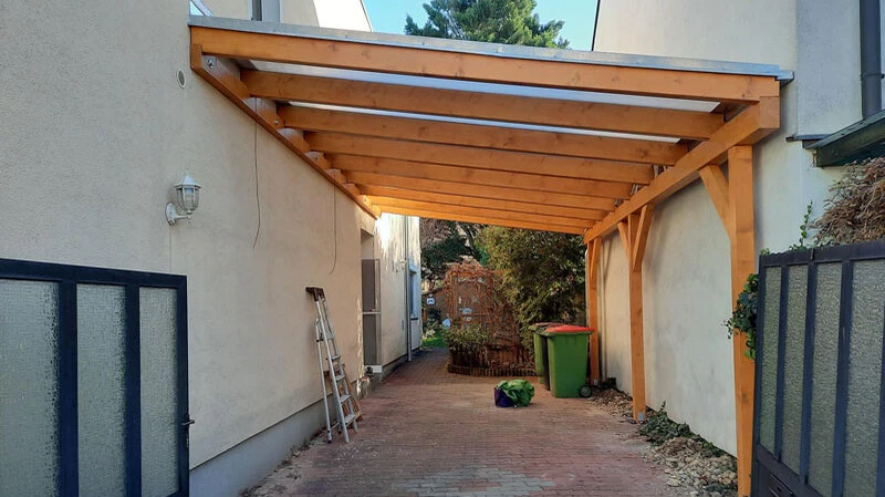 Carport an einem Wohnhaus mit schlichtem Design – von Zimmerei Gotthard Schaffgotsch