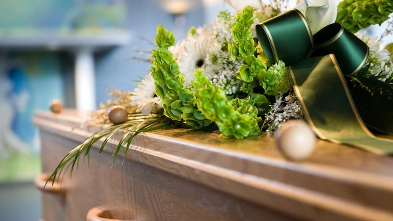 Bestattung in Leibnitz | Blumengesteck auf Sarg